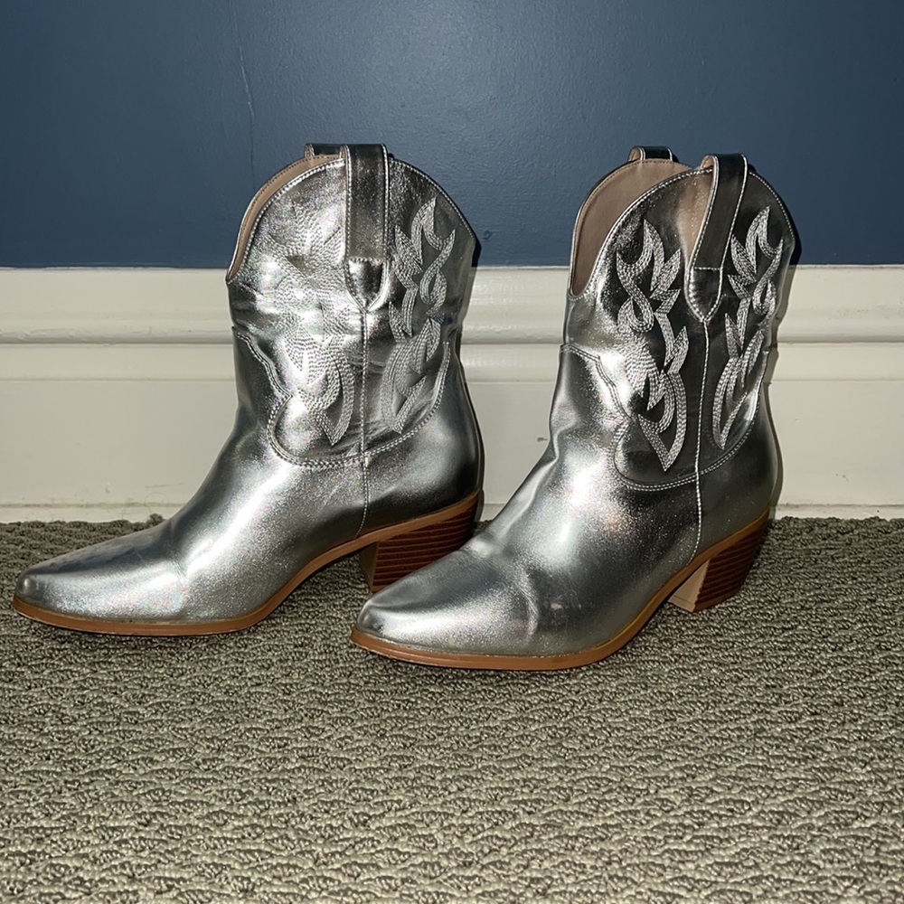 Silver cowboy boots 👢disco cowgirl 🤠🪩🛸